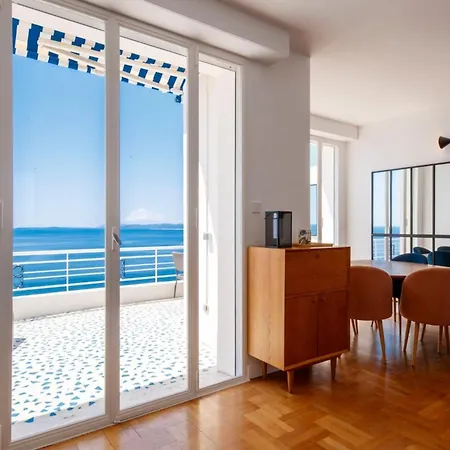 06a1 - Just Like On A Boat Sailing On The Sea Apartment *