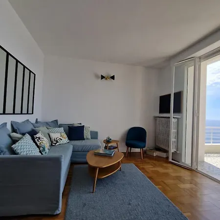 06a1 - Just Like On A Boat Sailing On The Sea Apartment